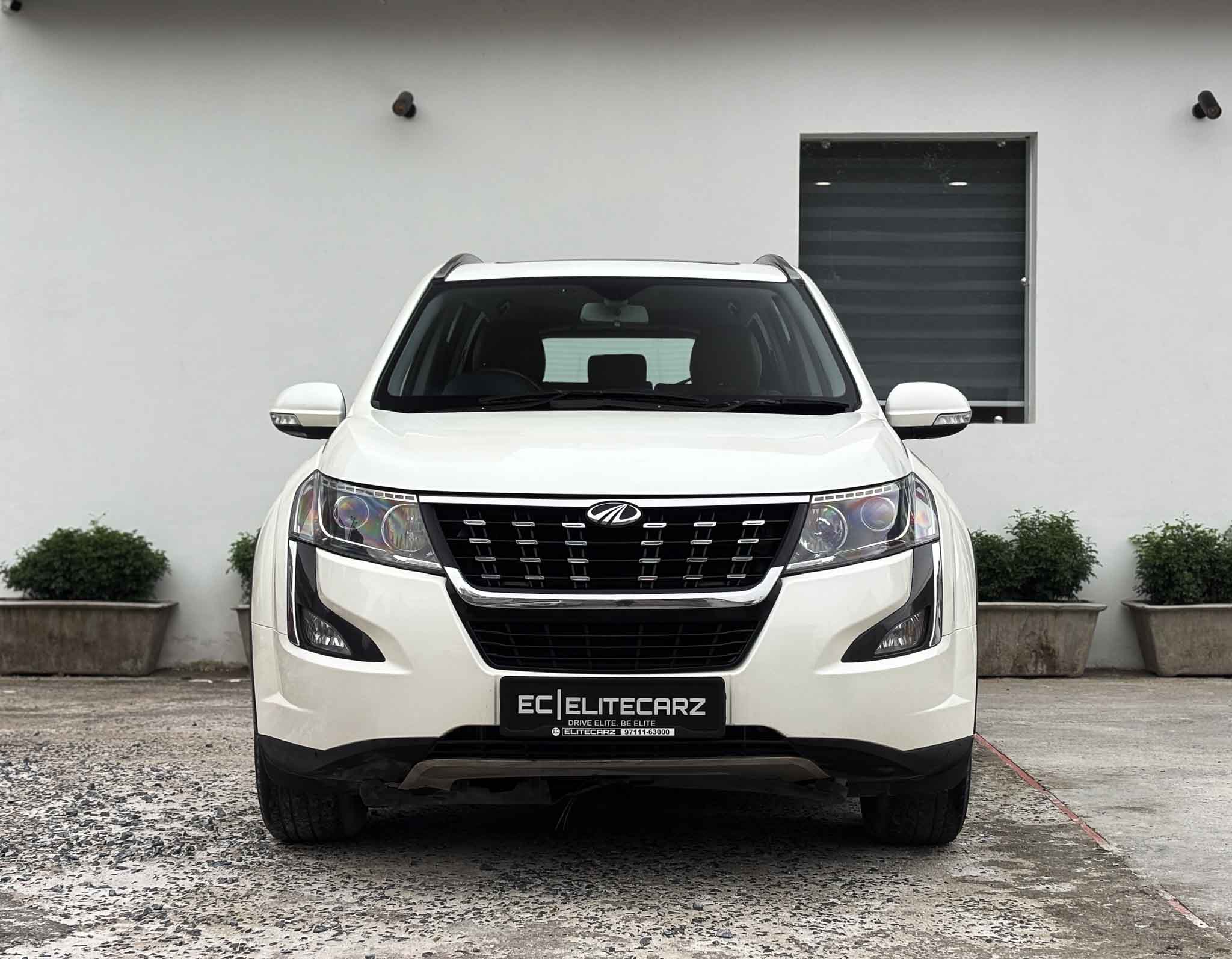Mahindra XUV 500 W11 AT  featured image