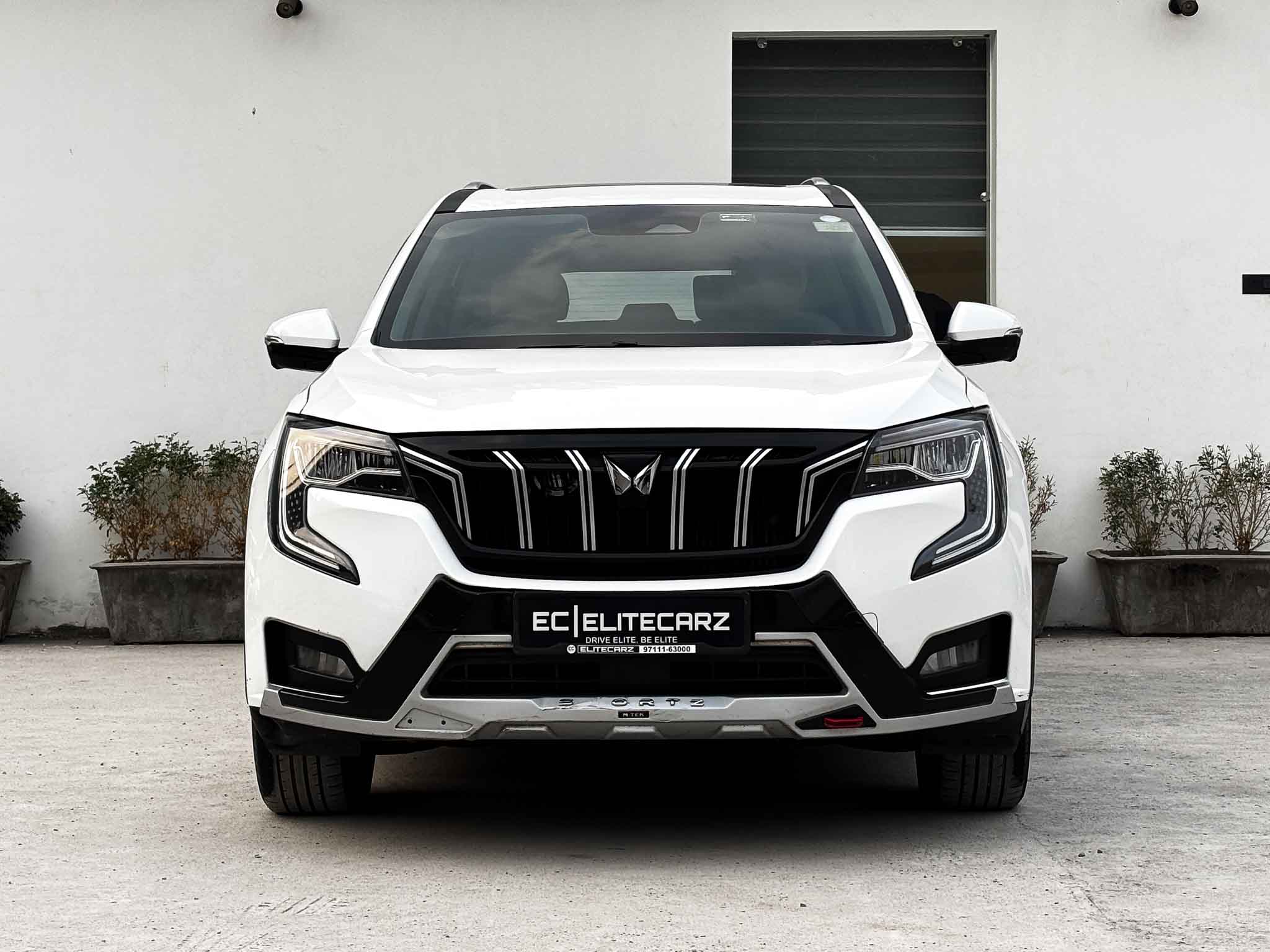 Mahindra XUV700 AX7L AT  featured image
